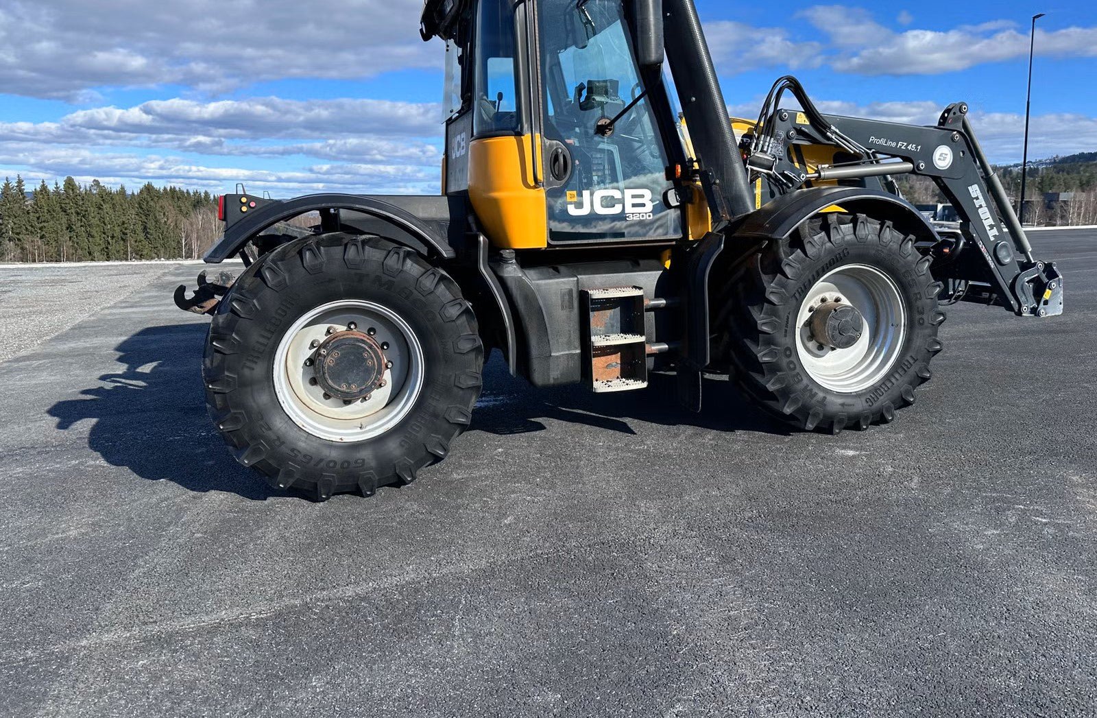 34e6f9b7-4706-4b02-9073-5d7e2f743e09.jpg Tracteur JCB 3200 Fastrac – Image 1