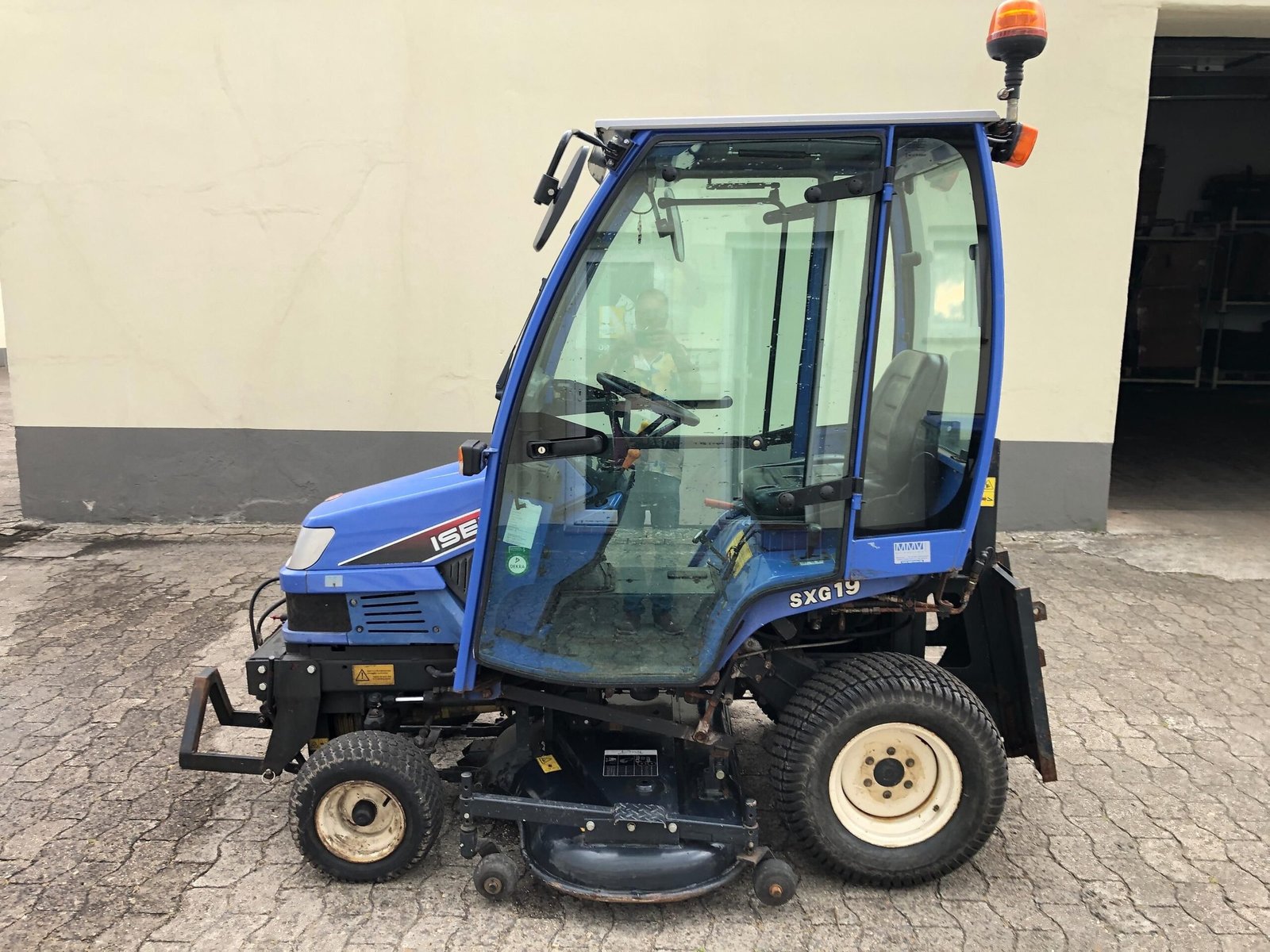 8728449_65158128.jpg Tracteur Iseki SXG 19 + Tondeuse/Broyeur ventral – Image 1