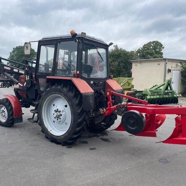 Tracteur Bélarus MTS 820 + FL + Charrue à betteraves 3 socs